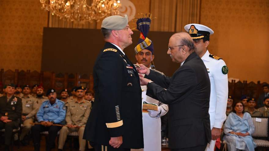 President Zardari awards Nishan-e-Imtiaz to USCENTCOM commander