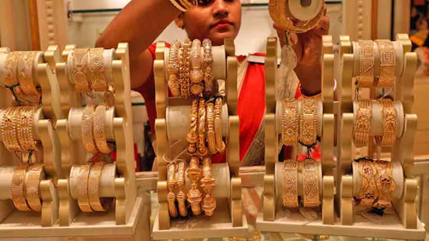 Gold hovers near 3-week low as trade war fears ebb