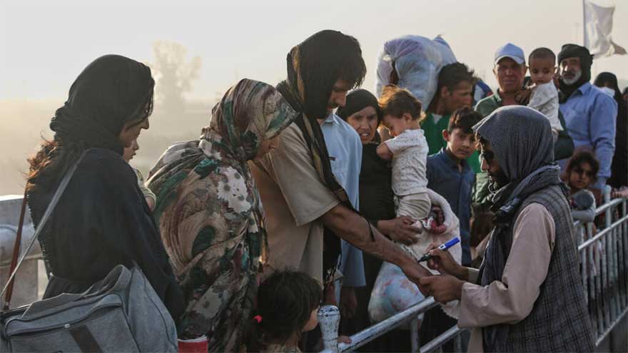 Dunya News Afghans show solidarity as migrant returns from Iran surge