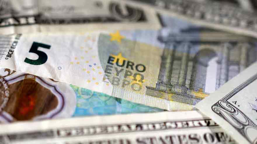 Euro set for first monthly decline this year, focus switches to Fed