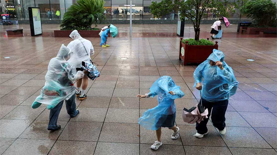 Shanghai relocates hundreds of thousands of people, restricts transport for storm