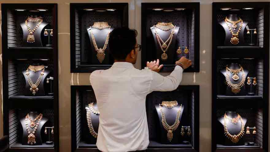 Gold rebounds from 1-month low on renewed trade uncertainty