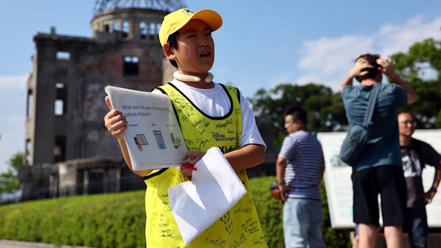 Dunya News In Hiroshima, a schoolboy keeps memories of war alive with guided tours