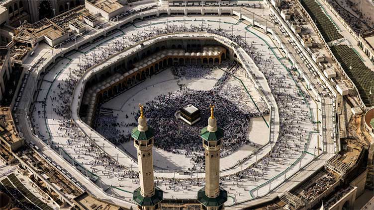 Dunya News Pilgrims come together in Makkah under scorching desert heat