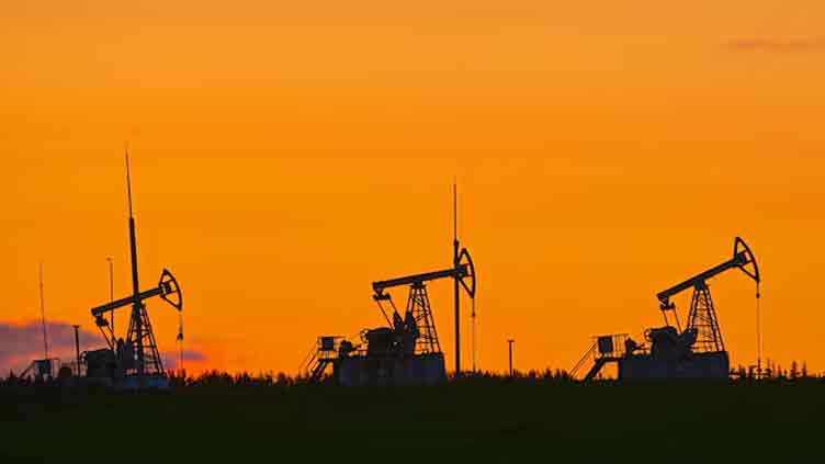 Oil rises on Iran, Russia and Canada supply concerns