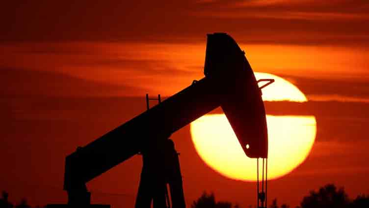Oil slips on US stockpile build, Saudi Arabia price cuts