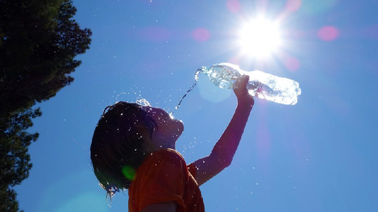Dunya News Scorching heat grips Punjab, Sindh; temperature soars up to 47Â°C