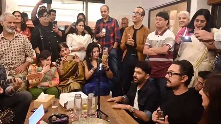 Kapil Sharma shows singing prowess at Aamir Khan's party
