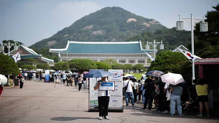 Visitors rush to see South Korea's Blue House before presidential return