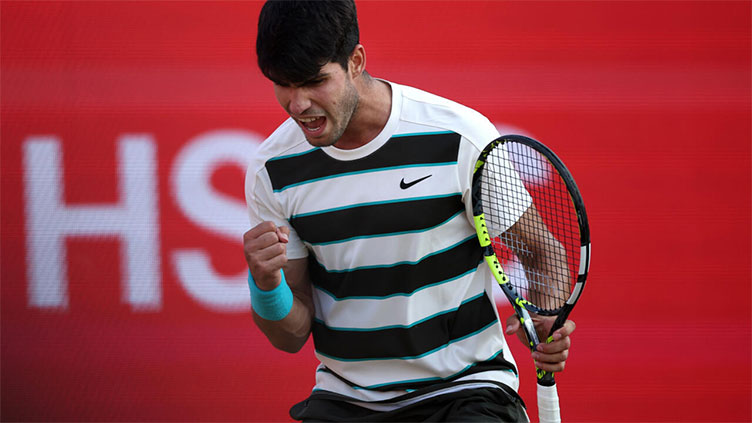 Alcaraz survives scare to reach Queen's quarter-finals
