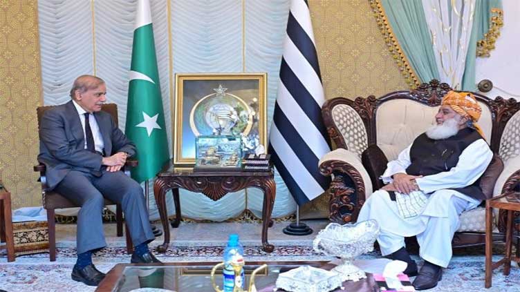 PM calls on Fazl to inquire about wellbeing of his younger son