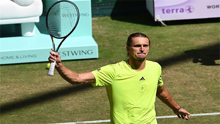 Zverev battles in Halle, faces Medvedev in semis