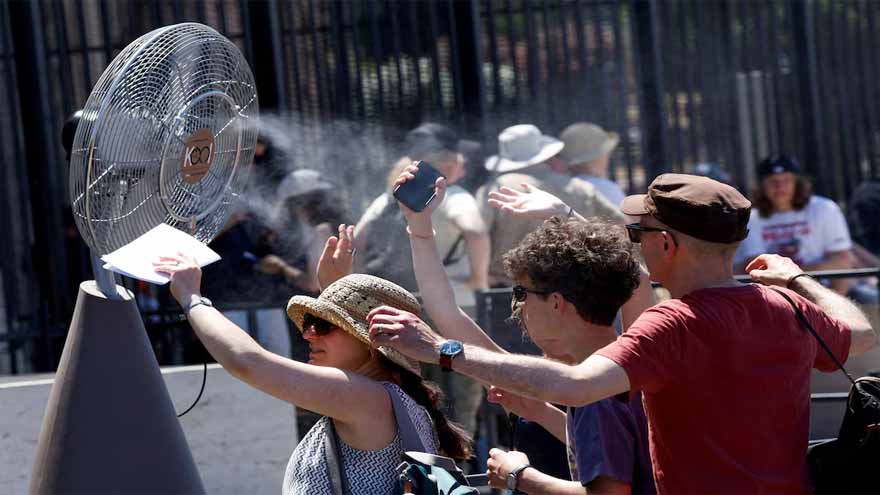 Thousands flee wildfires in Turkiye as Europe is hit by early heatwave