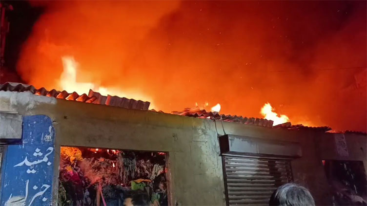 Fire breaks out in cloth warehouse in Karachi