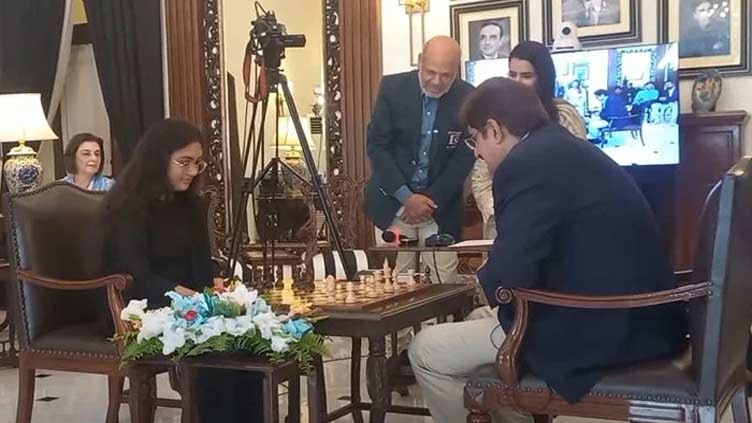 National champ Mehak Maqbool defeats CM Murad Ali Shah in chess battle