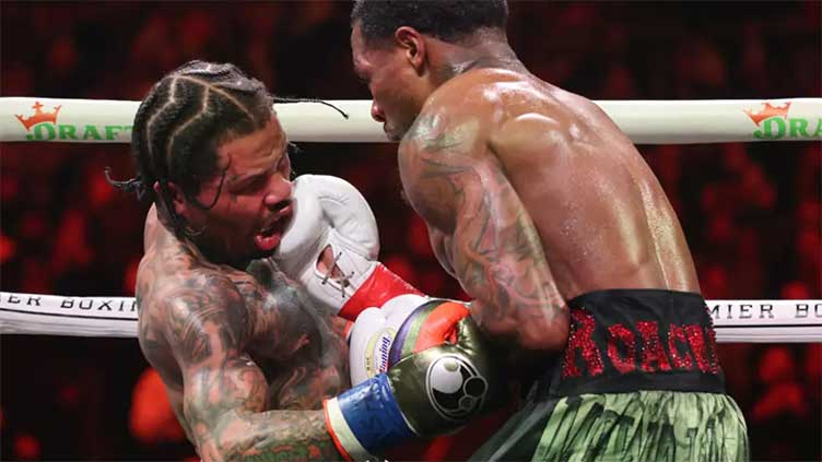 Davis retains WBA lightweight title with majority draw against Roach