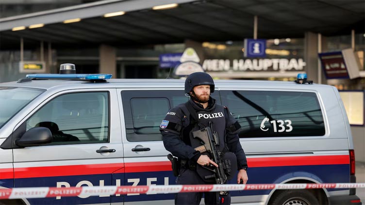 Police clear Vienna's main station over unspecified 'threat'