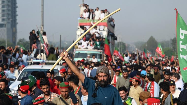 حقیقی آزادی مارچ کیسز: پی ٹی آئی رہنماؤں کے وارنٹ گرفتاری جاری