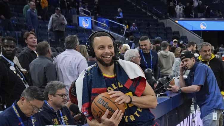 Stephen Curry becomes first player in NBA history to make 4,000 3-pointers