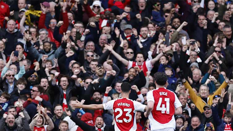 Arsenal edge out Chelsea, Man Utd beat Leicester