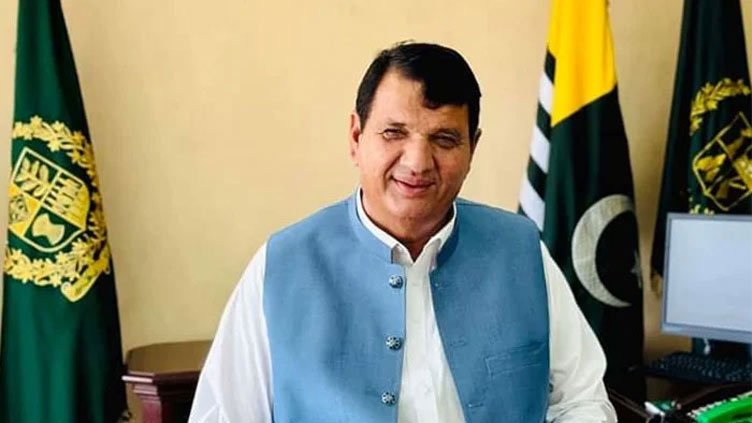 Five injured as vehicle of Amir Muqam's convoy meets with accident near Murree