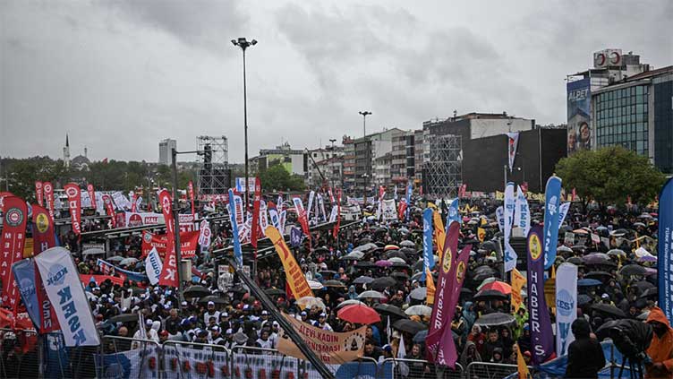 Police arrest more than 400 in Istanbul May Day showdown