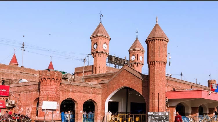 Minister Hanif Abbasi suspends officer over poor hygiene at Lahore railway station