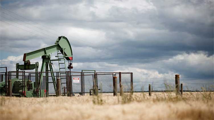 Oil rises 1% as price drop triggers buying; oversupply worries weigh