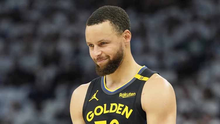 Curry leaves Warriors' win vs. Wolves with hamstring strain, putting rest of series in question