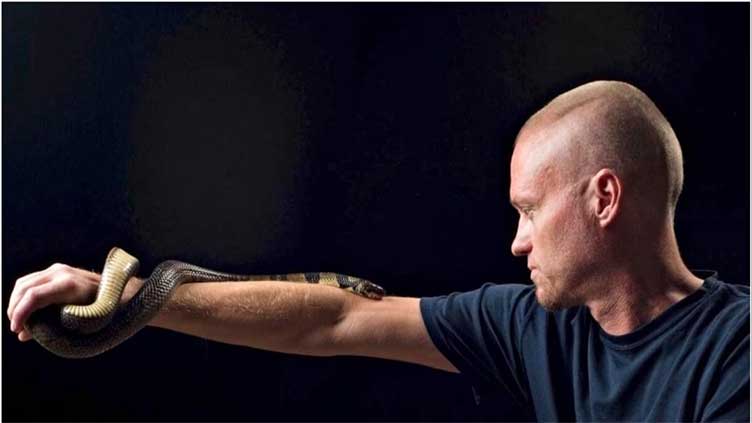 Man allows himself to be bitten by snake in name of science