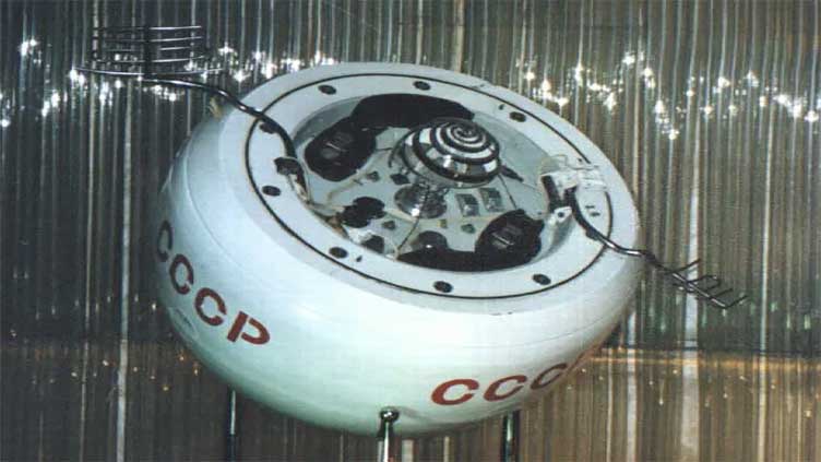 Soviet spacecraft crashes without incident into Indian Ocean
