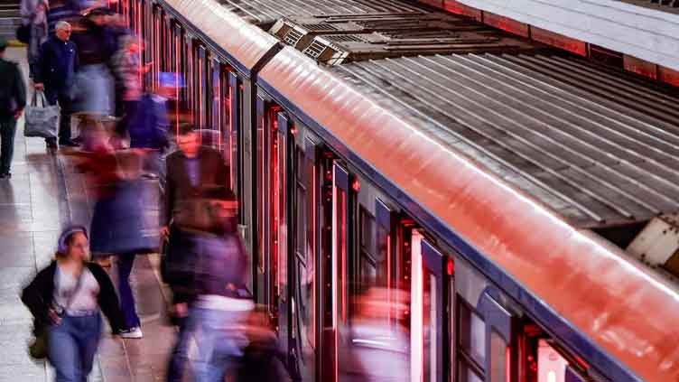 Russians hail beauty of Moscow metro on its 90th birthday