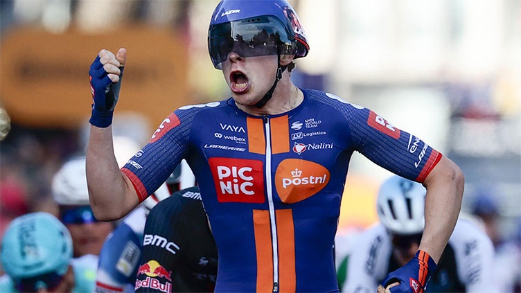 Dutch rider van Uden springs surprise to win Giro sprint