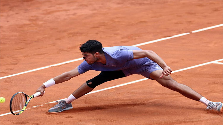 Alcaraz battles into Italian Open quarter-finals