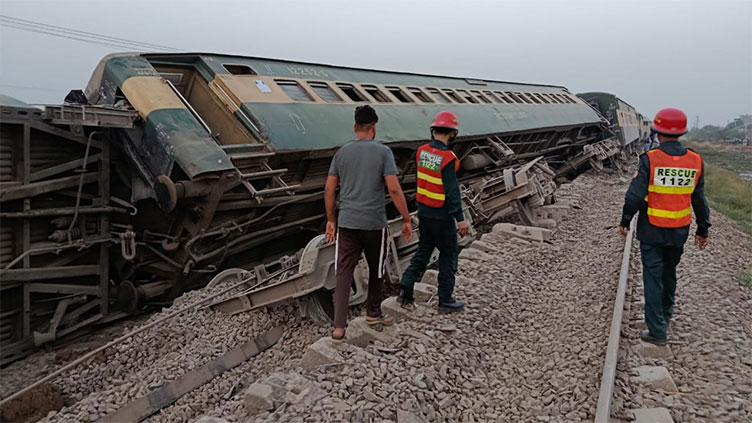 12 bogies of Shalimar Express derail near Faisalabad