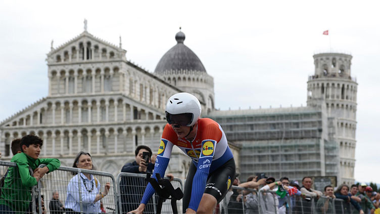 Del Toro holds Giro lead as Hoole wins rainy time trial
