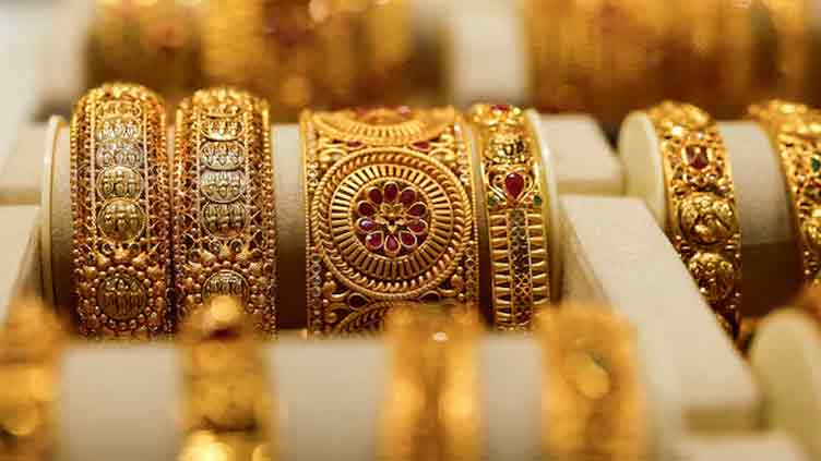 Gold hits one-week high on weaker dollar, US fiscal concerns