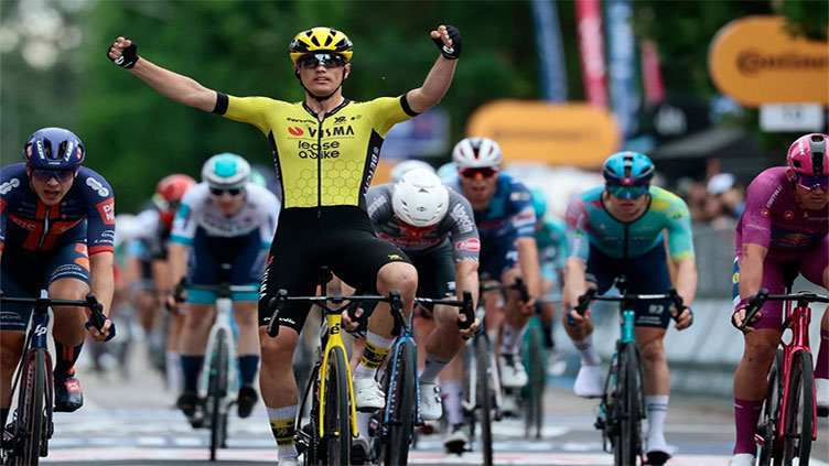 Kooij turns on the speed to take Giro sprint