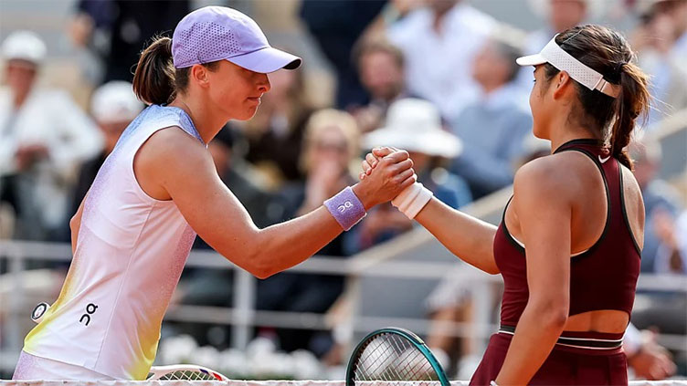 'Inspired' Swiatek outclasses Raducanu at French Open