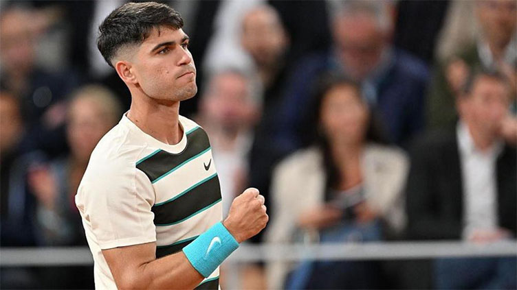 Alcaraz overcomes blip to reach French Open third round