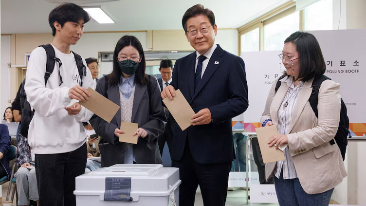 Dunya News South Koreans turn out in record numbers for early voting in presidential election