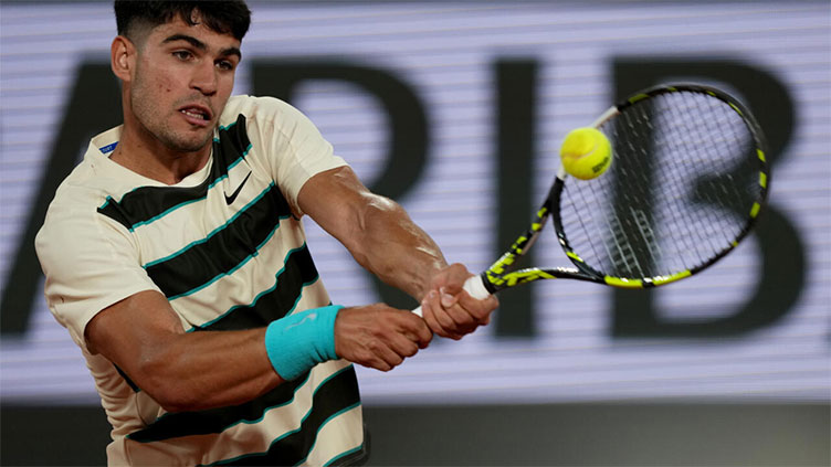 Alcaraz wobbles but reaches French Open last 16
