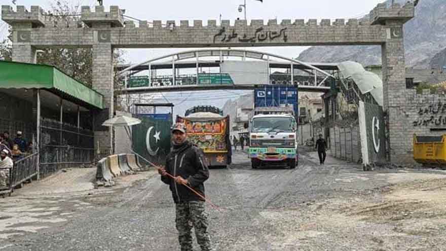 Torkham border reopens for deportation of illegal Afghan refugees after 20 days 