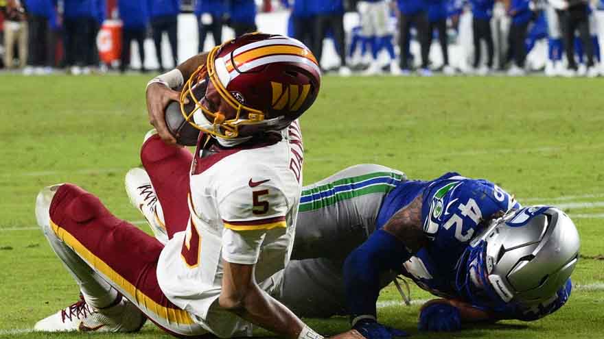 Jayden Daniels leaves game after Washington QB's nonthrowing arm bends gruesomely