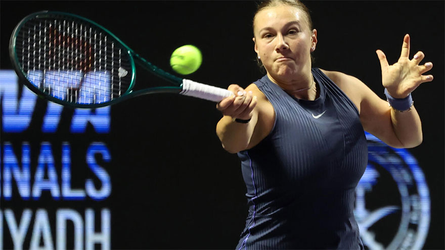 Anisimova beats Swiatek to reach WTA Finals last four