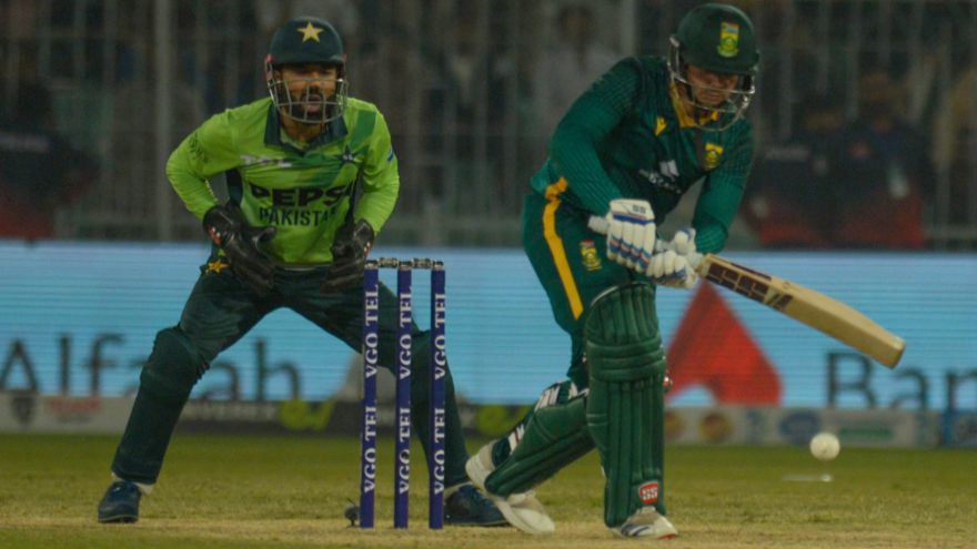 De Kock century powers South Africa to eight-wicket win over Pakistan