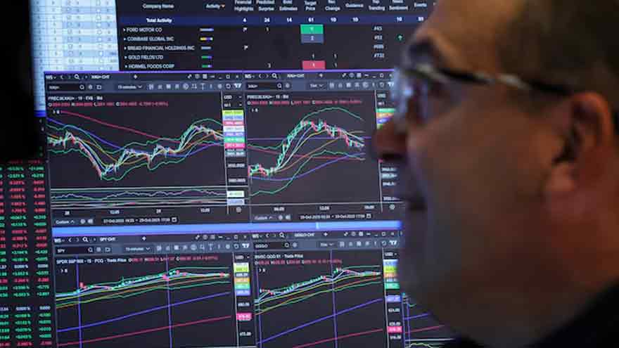 Wall St ends mixed on signs of shutdown progress