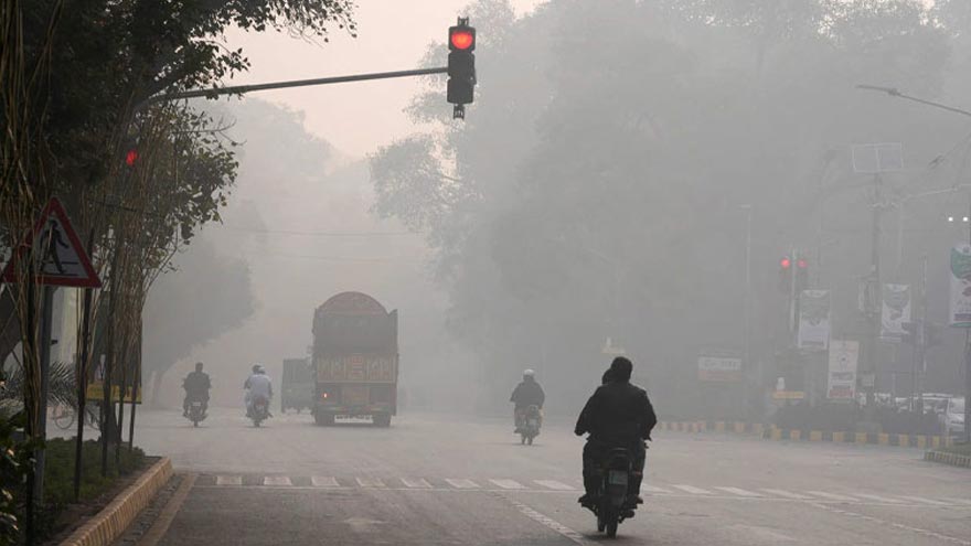 Thick smog lingers over Punjab, Lahore struggles with toxic air