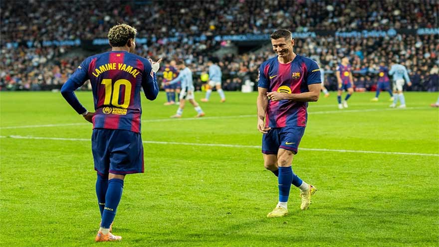 Lewandowski treble helps Barca beat Celta, cut gap on Real Madrid