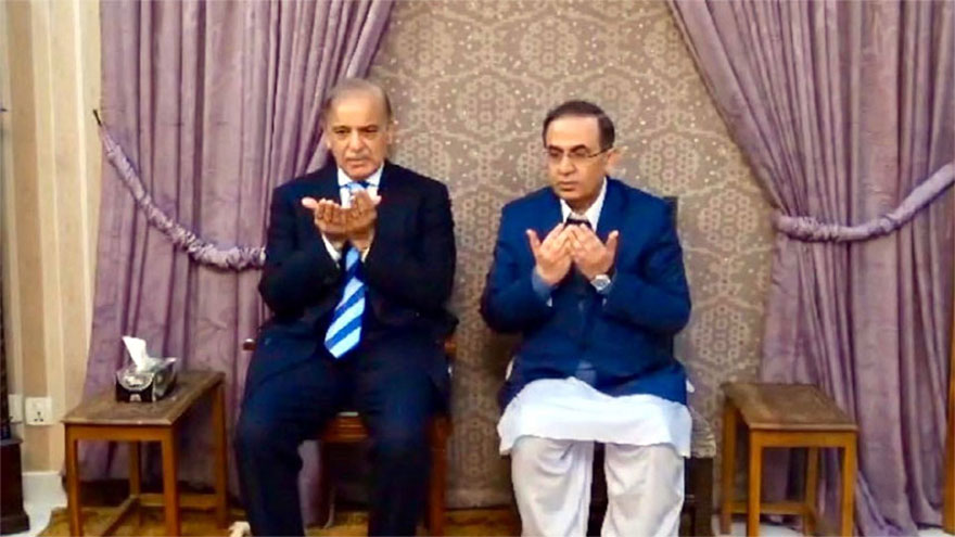 PM visits residence of late Irfan Siddiqui, offers heartfelt condolences